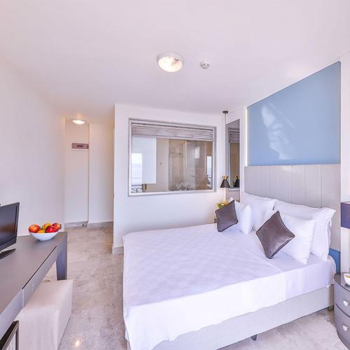 Deluxe Room with Sea View image 1