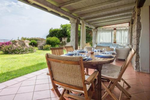 GuestHost - Seaview Villa with Garden & Veranda