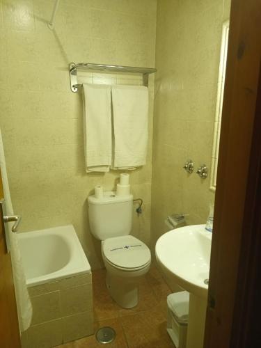 hostal Decerca Prádena Room Type - Deluxe Triple Room