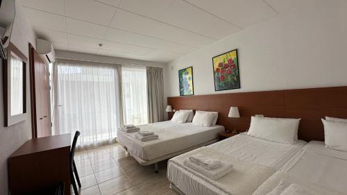 1 double bed, 4 twin beds