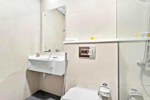 Silkhaus furnished studio in Art Gardens with pool access - image 8