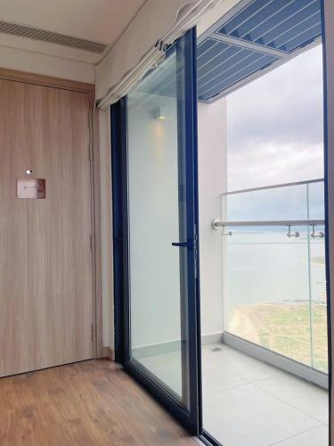One-Bedroom Deluxe Apartment image 10