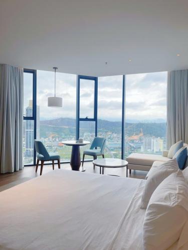 One-Bedroom Deluxe Apartment image 6