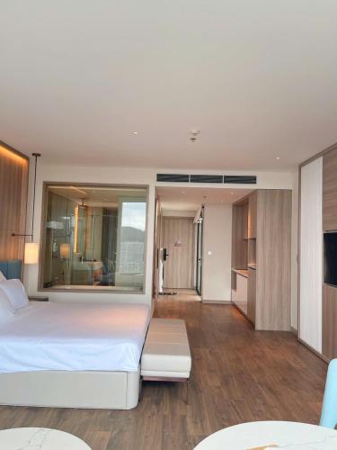 One-Bedroom Deluxe Apartment image 5