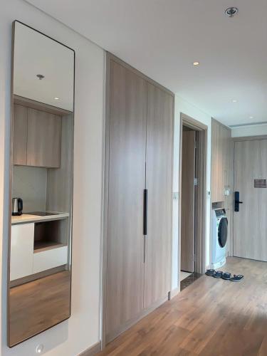 One-Bedroom Deluxe Apartment image 3