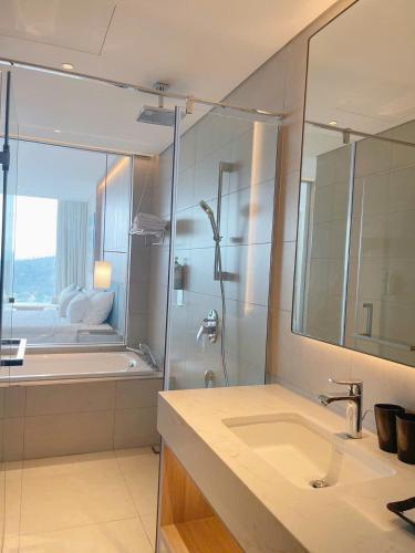 One-Bedroom Deluxe Apartment image 1