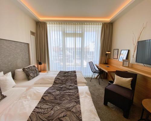 Classic Double Room with Balcony and Land View (no pets) image 8