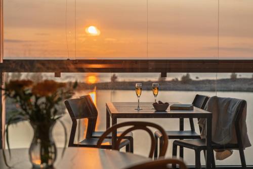 Rõdu/terrass, Marina Chalets Studios by Hiekka Booking - sisältää liinavaatteet ja loppusiivouksen (Marina Chalets Studios by Hiekka Booking - sisaltaa liinavaatteet ja loppusiivouksen) in Kalajoki