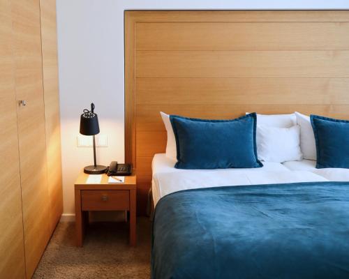 Comfort Double Room with Balcony and Land View image 10