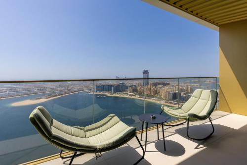 Maison Privee - Coastal Living with Uninterrupted Sea & Palm Views, Dubaj