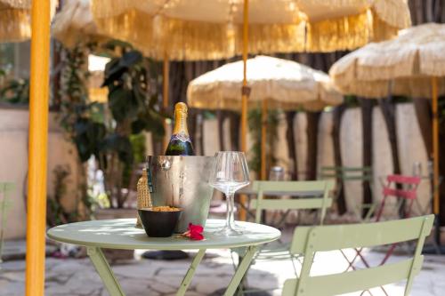 สวน, Hôtel Lou Juan (Hotel Lou Juan) in เจอ เลส ปาน