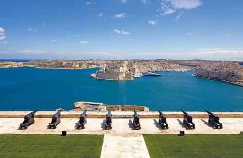Traditional Maltese Townhouse Roof Terrace and Views - image 14