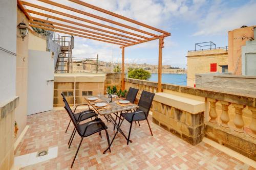 Traditional Maltese Townhouse Roof Terrace and Views - image 4