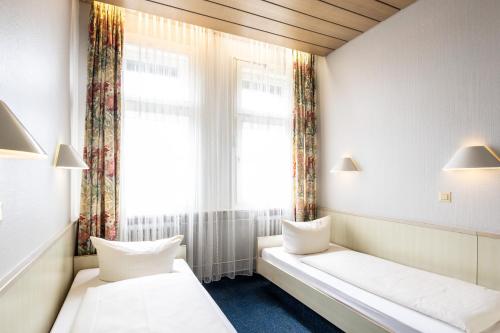 Economy Twin Room image 7