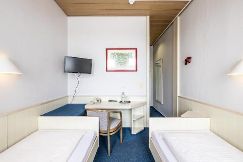 Economy Twin Room image 6