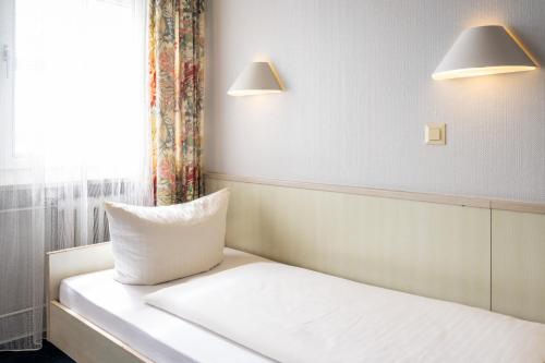 Economy Twin Room image 5