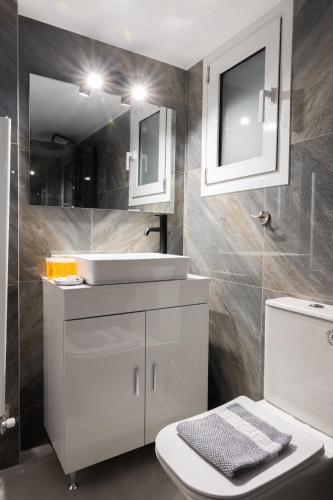 Fresh 2 bdrm Apt in Koukaki - image 3