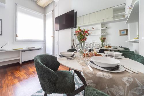 Modern & Comfy Brera District 1BR apartments by Rentopolis, Милан