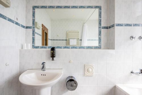 Large Twin Room image 8