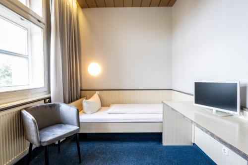Large Twin Room image 6