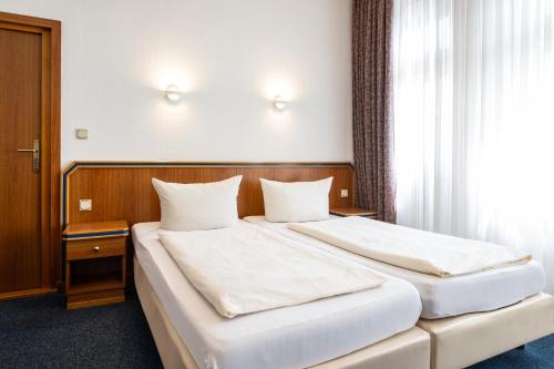 Double or Twin Room image 9