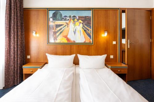 Double or Twin Room image 7