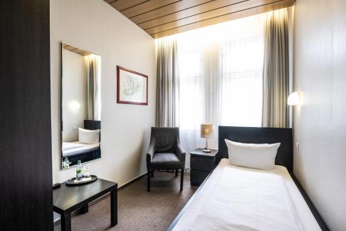 Single Room image 3