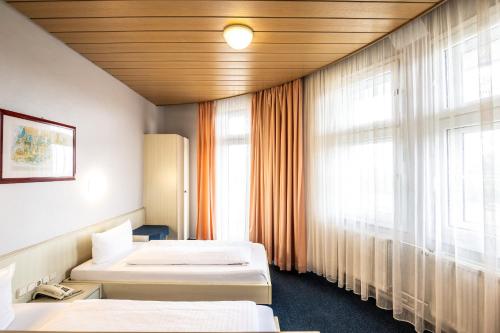 Large Twin Room image 1