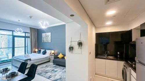 Cozy Studio with Balcony Overlooking Dubai Canal - 15AB07, Дубай