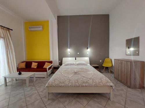 1 queen bed, 1 twin bed, 1 sofa bed