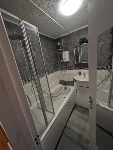 Double Room For Day or For Weeks - Whyteleafe
