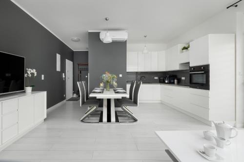 Paraiso Nadmorskie Apartamenty z Basenem i Parkingiem by Noclegi Renters