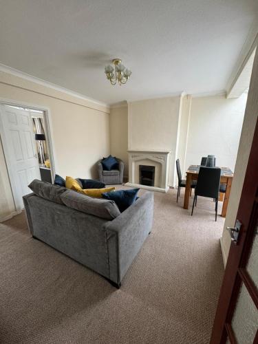 Hull House - Spring bank West - fridge freezer, Washing machine, sleeps 8