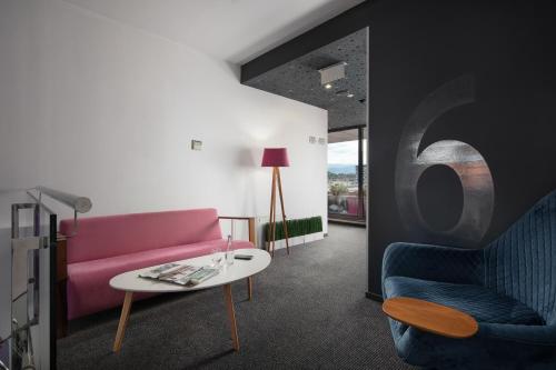 Hotel Colors Inn - image 9