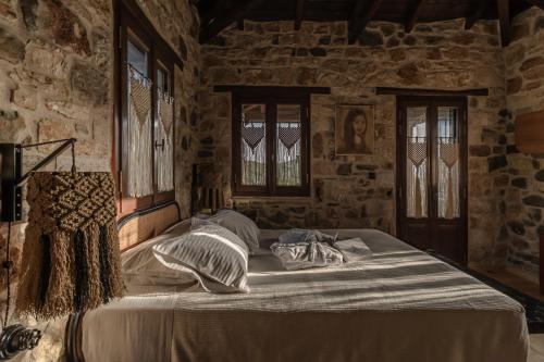 La Villa de Madeleine - Stone Villa with outdoor hot tub in Arcadia, Peloponnese in อากีออส อิโออันนิส (วอเรีย คีนูเรีย)