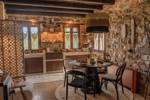 La Villa de Madeleine - Stone Villa with outdoor hot tub in Arcadia, Peloponnese in อากีออส อิโออันนิส (วอเรีย คีนูเรีย)