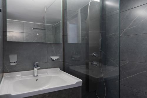2BD Apt in Petralona Near Metro - image 7