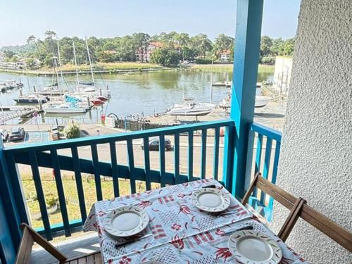 Apartment (4 Adults) room in Appartement avec terrasse parking et vue sur port à Capbreton