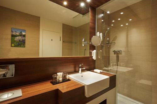 ห้องน้ำ, เอช+ โฮเทล แอนด์ สปา เอนเกลเบิร์ก (H+ Hotel & SPA Engelberg) in เอ็งเงิลแบร์ค