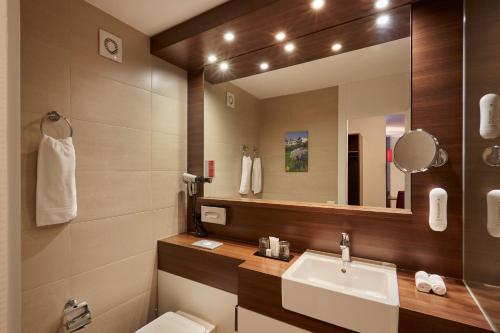 ห้องน้ำ, เอช+ โฮเทล แอนด์ สปา เอนเกลเบิร์ก (H+ Hotel & SPA Engelberg) in เอ็งเงิลแบร์ค