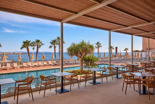 Universal Hotel Romantica - image 2