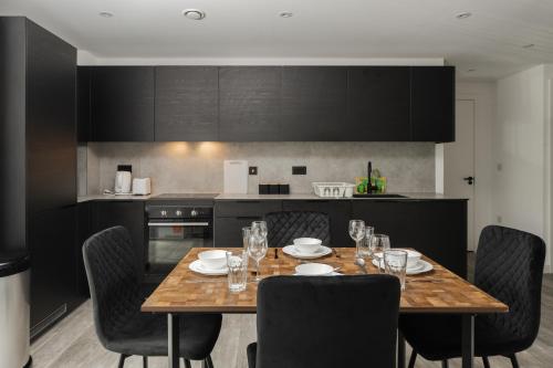 Pristine Old Trafford & City Centre 2BD 2BT Apt - Balcony
