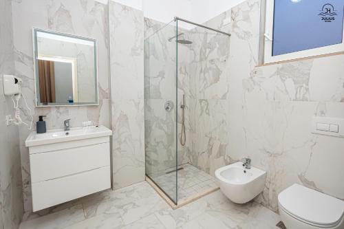 Deluxe Triple Room with Sea View image 2