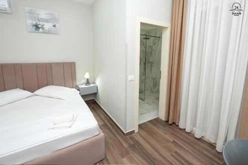 Deluxe Double Room image 1