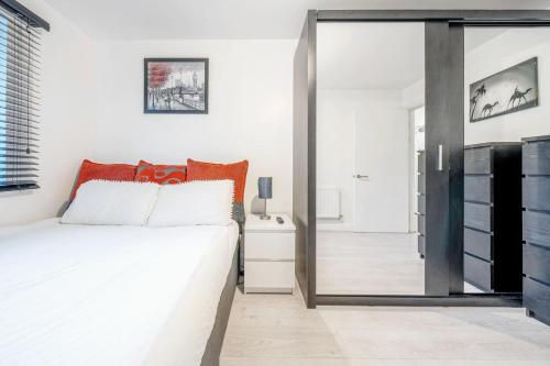 Luxury Central London Balcony 1-Bed Apartment w Parking, London (photo 9)