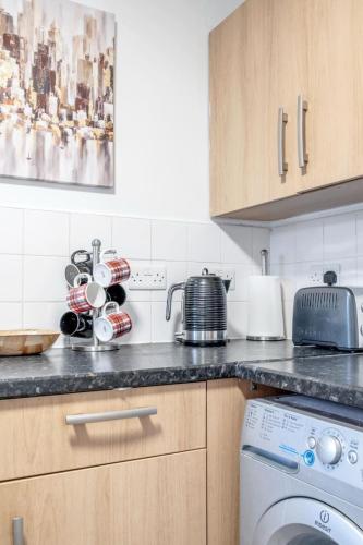 Luxury Central London Balcony 1-Bed Apartment w Parking, London (photo 11)