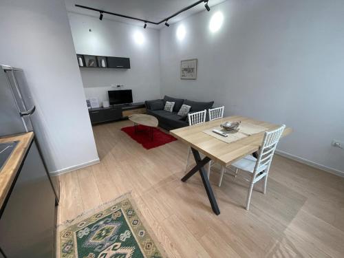 Enjoy Travel Central Modern Apartment - image 5