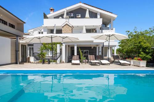 Apartments 1 with pool and private jacuzzi 5