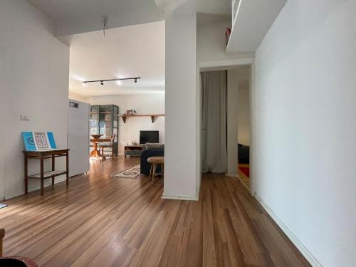 Flora - Modern Rooftop Apartment with Balcony, Tirana (foto 9)