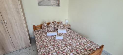 1 queen bed, 1 sofa bed